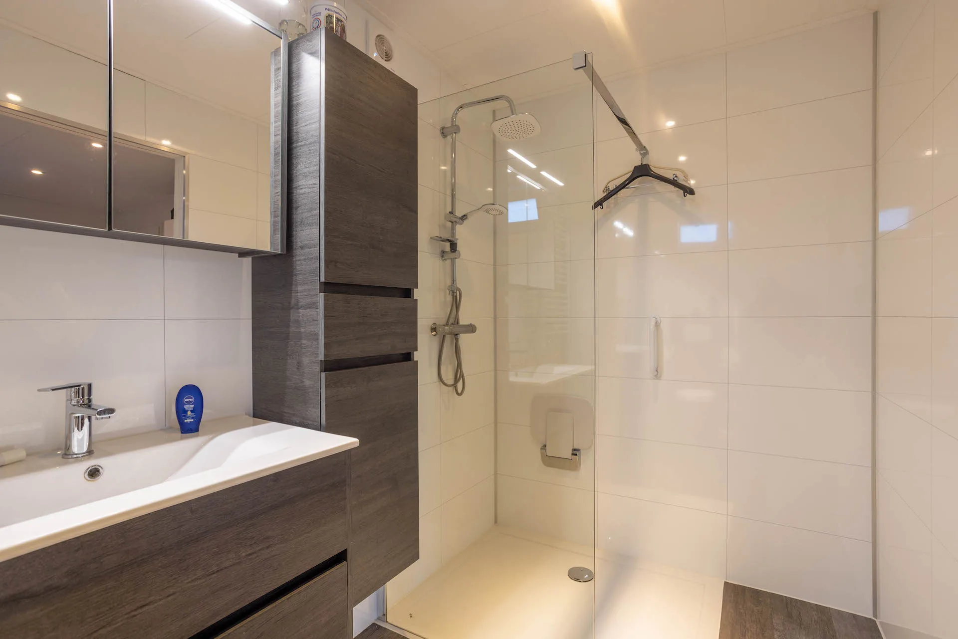 Inloopdouche met regendouche en lage instap in een moderne badkamer