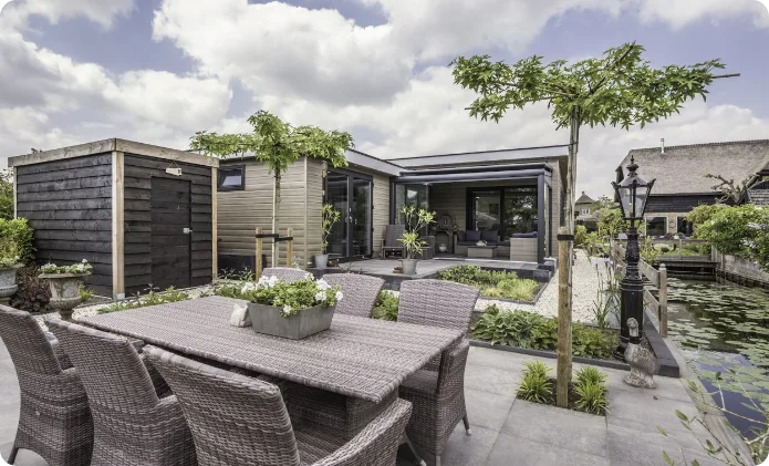 Tuinwoning als familiewoning in een groene achtertuin met terras